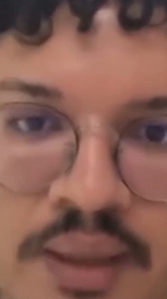 (Homem viraliza ao postar vídeo xenófobo na web) 