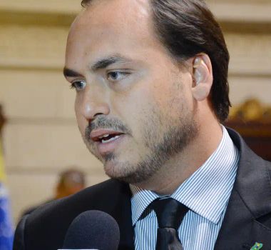 Imagem - Carlos Bolsonaro reage após STF negar prisão domiciliar a Jair Bolsonaro