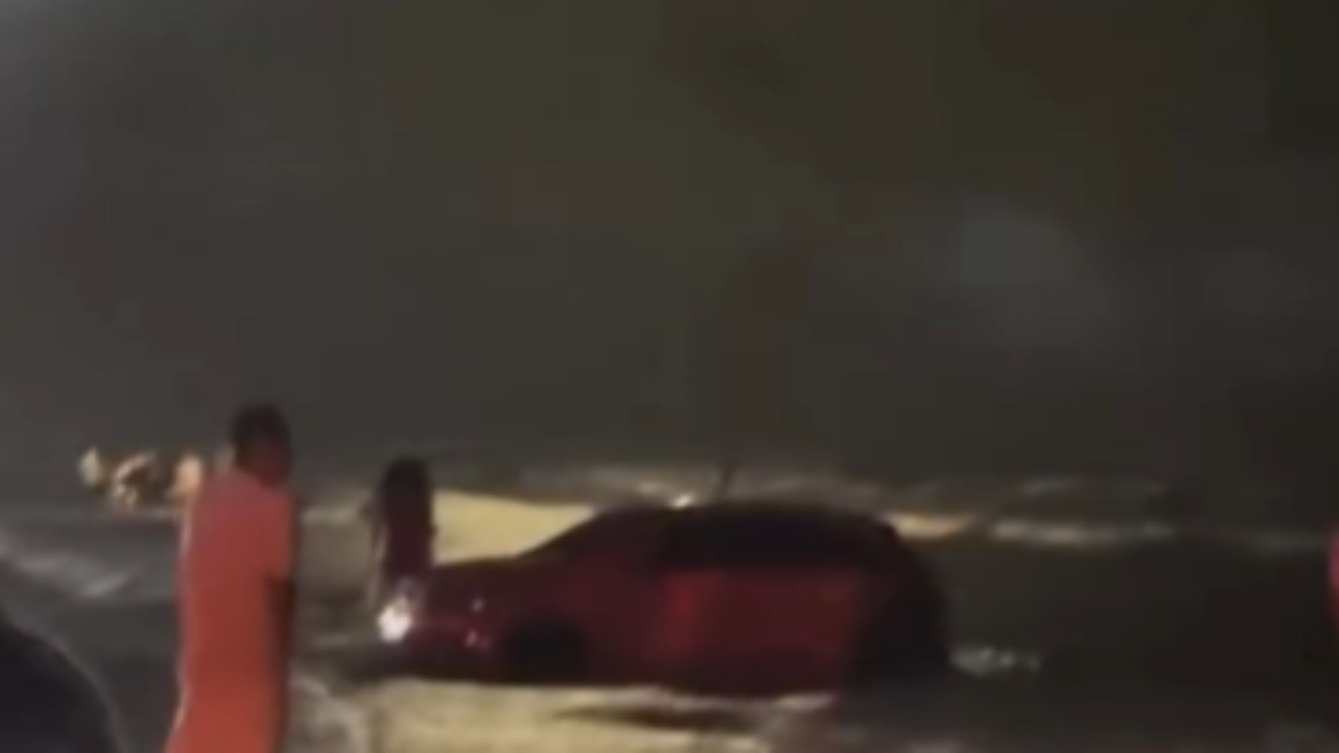 Imagem - Carros ficam parcialmente submersos após maré subir na Praia do Atalaia, em Salinas