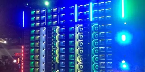 Carretas de som semelhantes a esta, montadas em veículos, tiraram o sossego na ilha no primeiro dia do ano