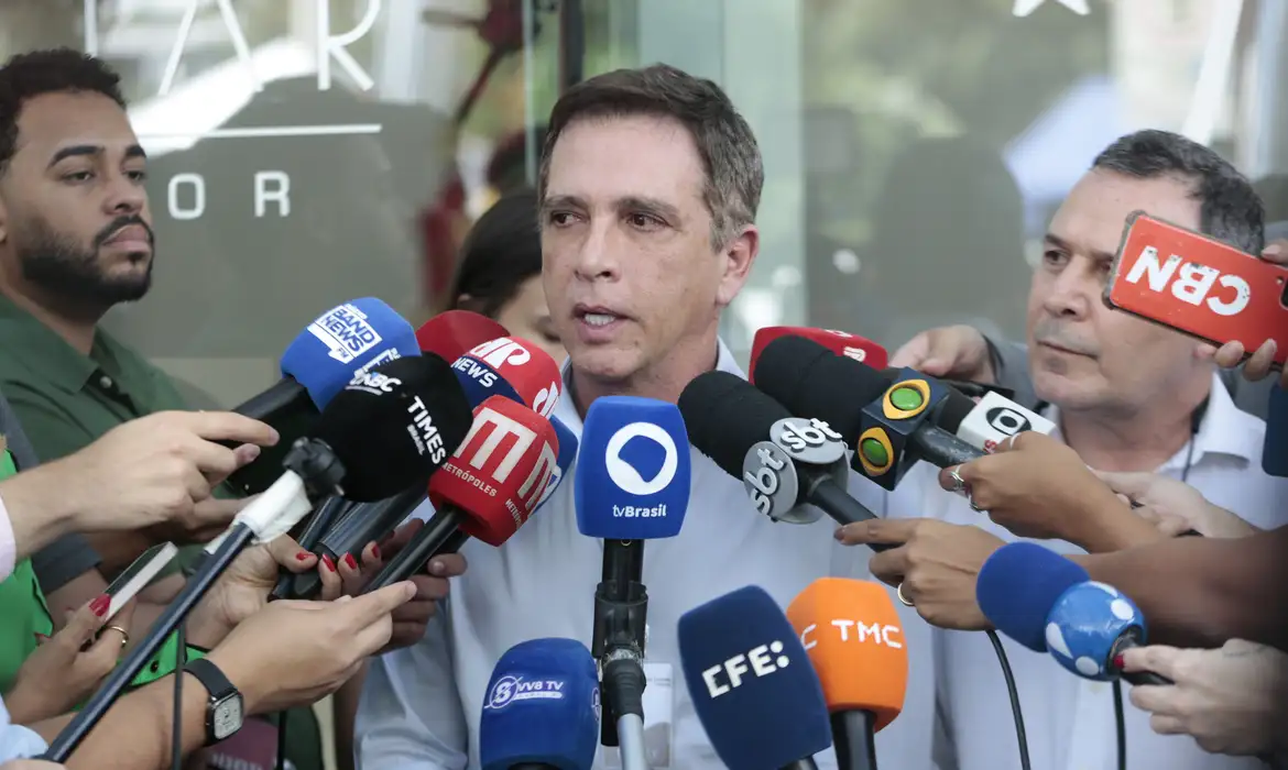 (Médico de Jair Bolsonaro durante coletiva de imprensa) 