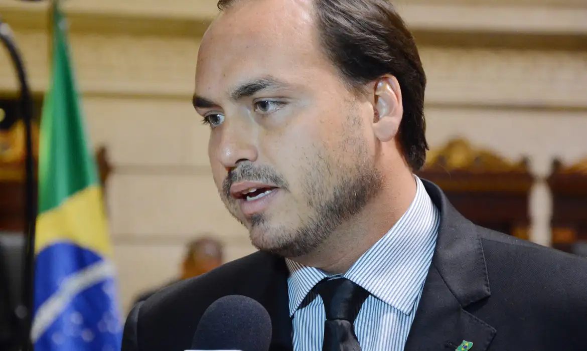 Imagem - Carlos Bolsonaro reage após STF negar prisão domiciliar a Jair Bolsonaro