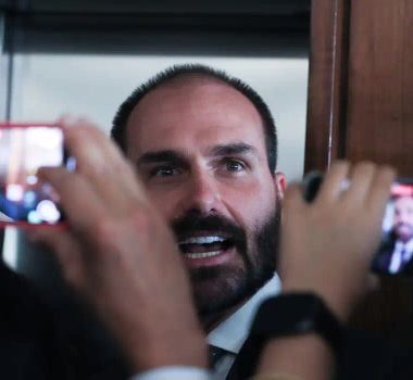 Imagem - PF determina retorno imediato de Eduardo Bolsonaro ao cargo de policial federal no RJ