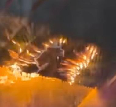 Imagem - Jovens filmam incêndio em bar que matou mais de 40 pessoas na Suíça