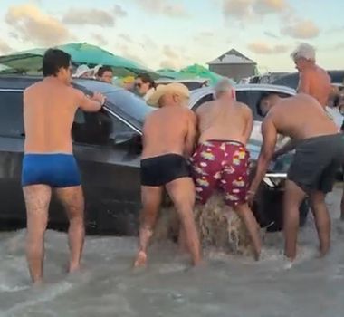 Imagem - Nunca aprendem: grupo tenta salvar carro engolido pela maré em Salinas, no Pará