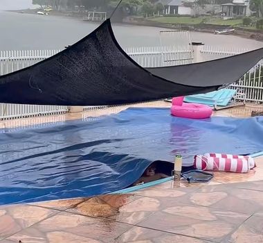 Imagem - Senhorzinho não se abala com chuva e aproveita piscina em clima de férias