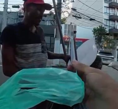 Imagem - Entregador doa refeição a homem em situação de rua após pedido ser cancelado