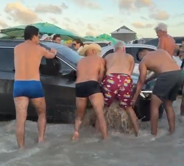 Imagem - Nunca aprendem: grupo tenta salvar carro engolido pela maré em Salinas, no Pará