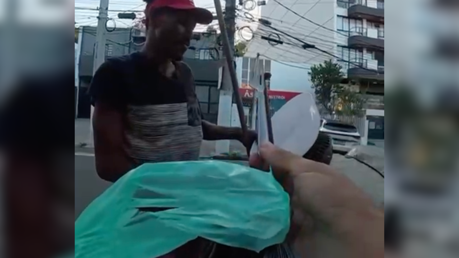 Vídeo mostra espera em portaria, cancelamento da entrega e gesto de solidariedade