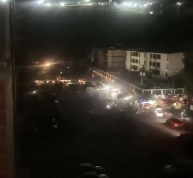 Imagem - População tenta sair de Caracas após ofensiva militar dos EUA; veja