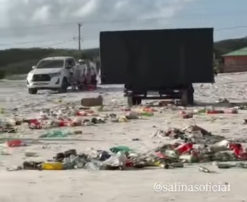 Lixo na praia do Atalaia depois da festa de Réveillon
