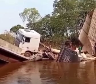 Imagem - Ponte de concreto desaba e carreta cai no rio Salobo, no sul do Pará