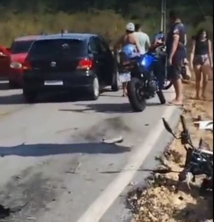 Com o impacto, o condutor da moto e a passageira foram lançados ao chão e sofreram múltiplos ferimentos