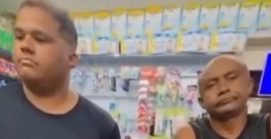 (Homens acusados de comprarem no cartão de outra pessoa sem autorização) 