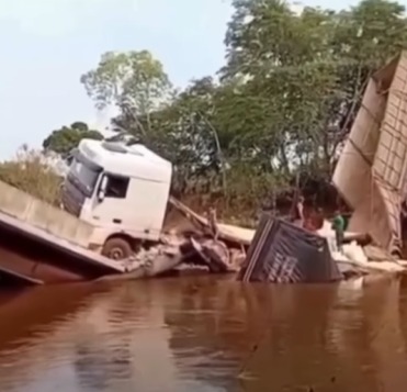 (Ponte sobre o rio Salobo não suporta peso de carreta carregada de milho e desaba)  