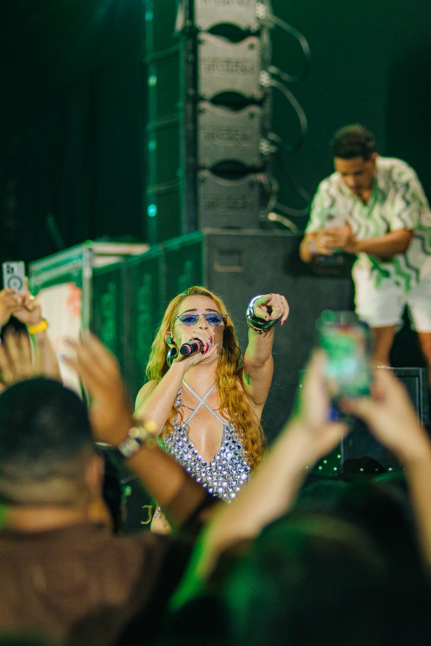 A cantora Nirah foi um dos destaques da programação do Emoções de Verão, em Fortaleza