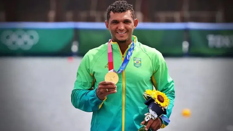 Entre os desligamentos, o nome de maior destaque é o do canoísta Isaquias Queiroz