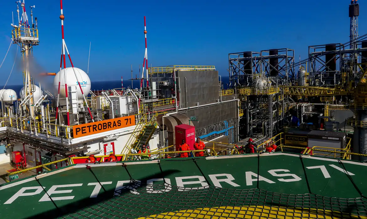 Imagem - Produção de petróleo e gás atinge 4,921 milhões de barris em novembro