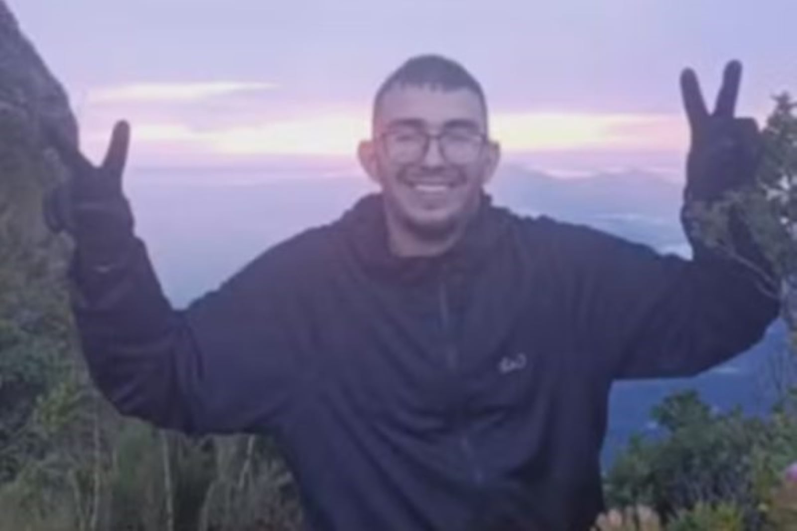 (Roberto Farias Thomaz, de 19 anos, que sumiu no Pico do Paraná, desde a madrugada de 1º de janeiro, quando fazia uma trilha com amigos.)