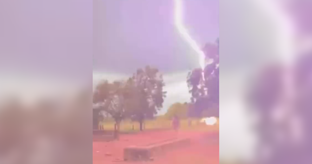 Vídeo impressionante mostra descarga elétrica próxima a morador em Angical, no Oeste do estado