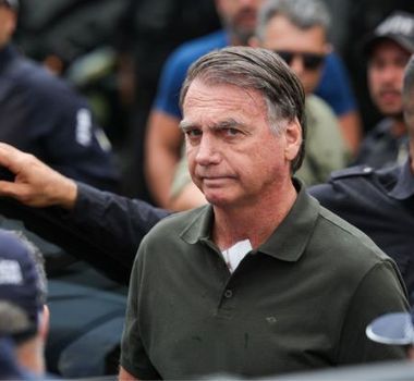 Imagem - Bolsonaro sofre queda na prisão, tem traumatismo craniano leve e passa por avaliação médica