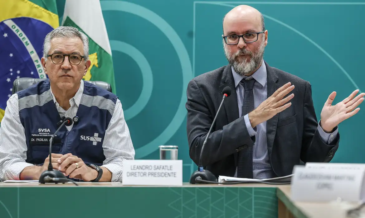 (Cerimônia de anúncio sobre o estudo clínico do medicamento que tratará lesões na medula.)