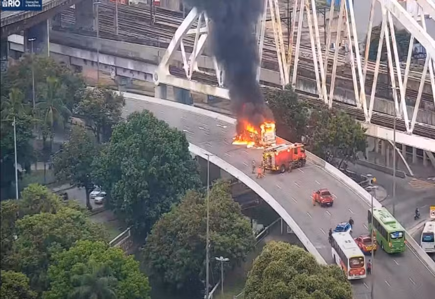 (Registro do momento que o ônibus era consumido pelo fogo) 