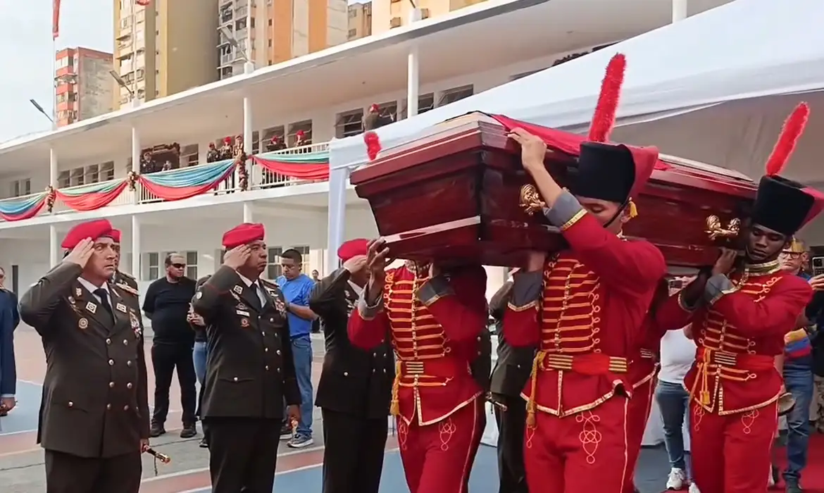 (As poucas informações oficiais divulgadas até a noite dessa terça-feira (6) dão conta de que ao menos 58 pessoas morreram no último sábado (3), quando militares estadunidenses invadiram o território venezuelano)