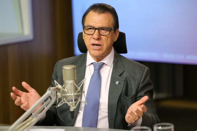 (Luiz Marinho (PT), ministro do Ttrabalho do governo Lula)