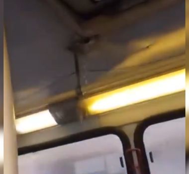 Imagem - Passageiros enfrentam goteiras em ônibus durante chuva