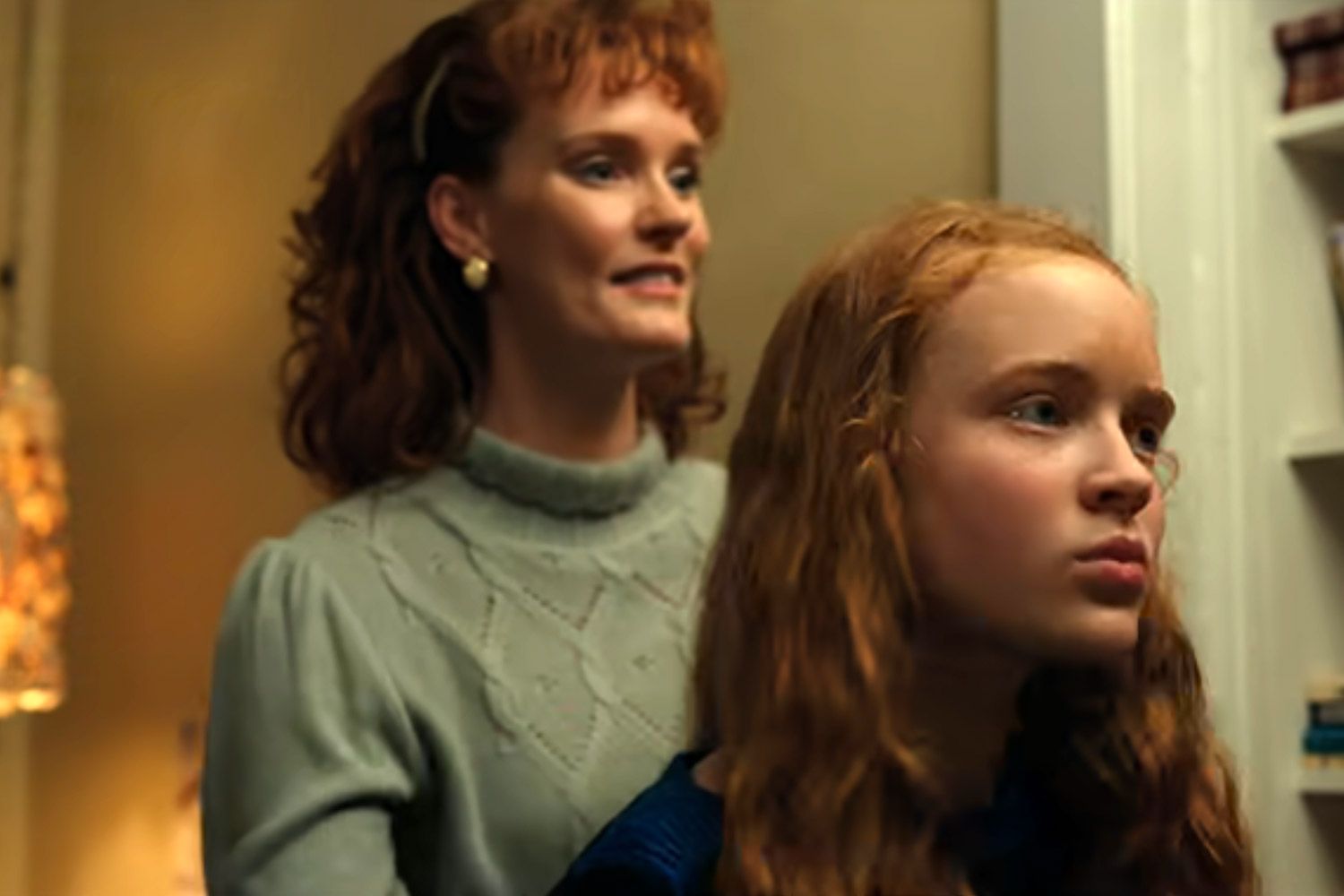 Jennifer Marshall e Sadie Sink atuando em Stranger Things