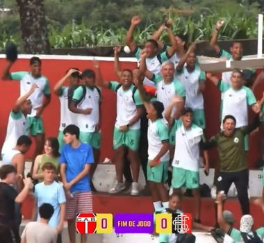 Imagem - Tuna conquista classificação histórica na Copinha e jogadores comemoram na arquibancada