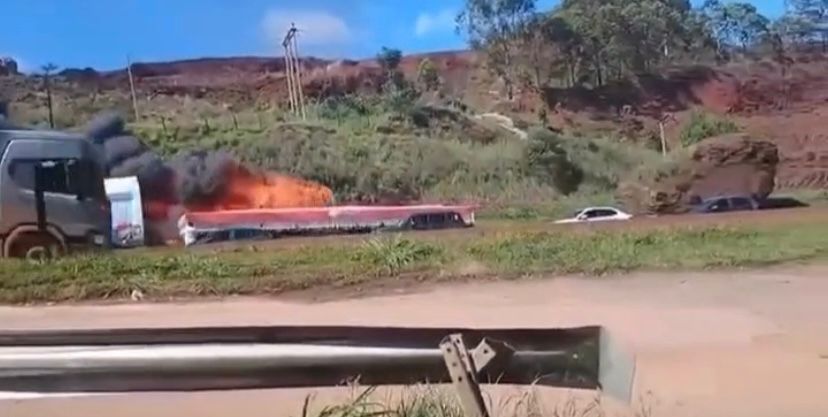 De acordo com o Corpo de Bombeiros, o veículo chegou a se deslocar de ré, já em chamas e de forma descontrolada, até parar no acostamento da rodovia.