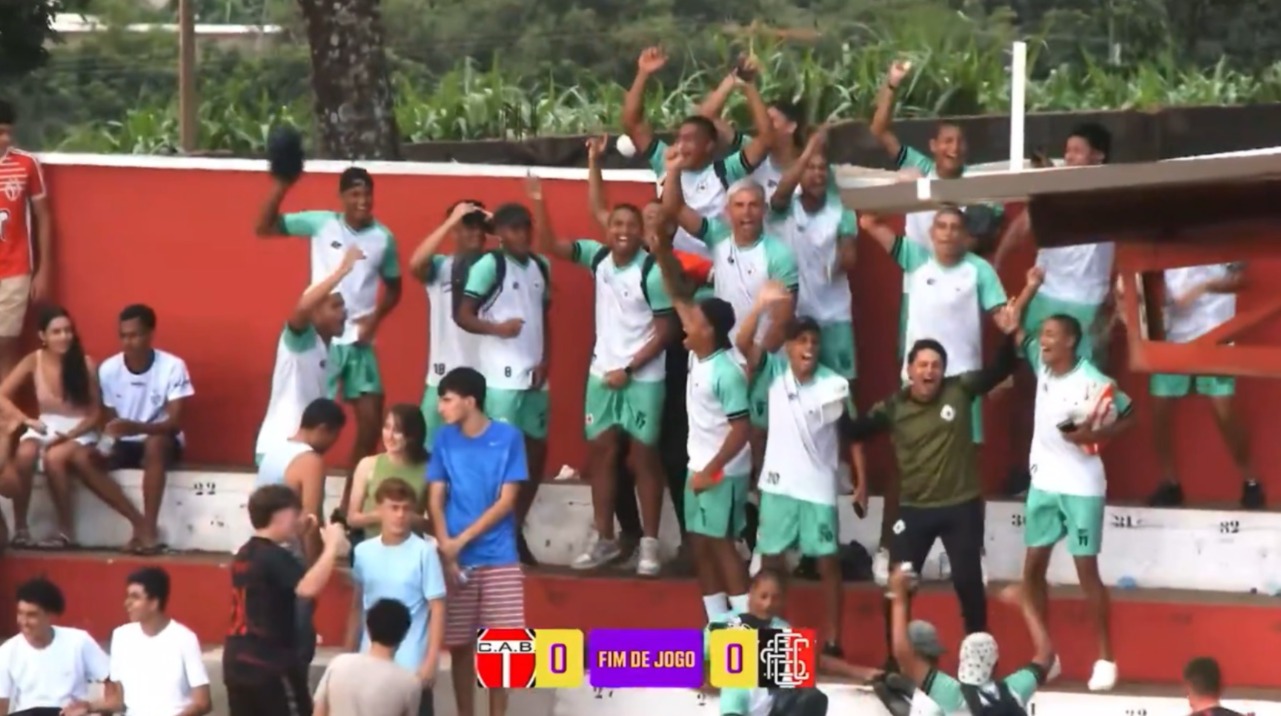 Jogadores da Lusa celebrando -