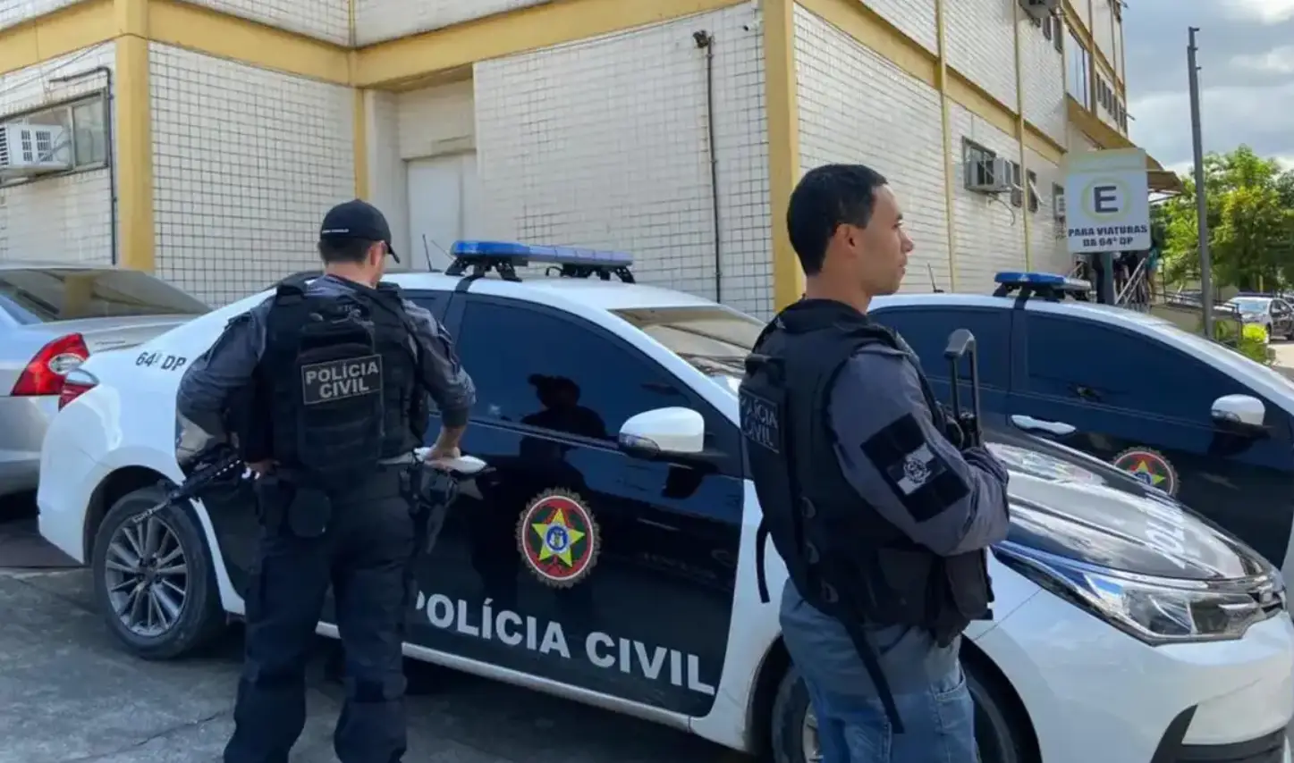 (Os criminosos foram presos por policiais da delegacia da Gávea, no Rio de Janeiro)