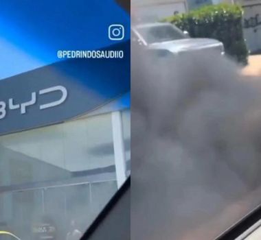 Imagem - Homem joga fumaça de carro a diesel em frente a concessionária de elétricos da BYD