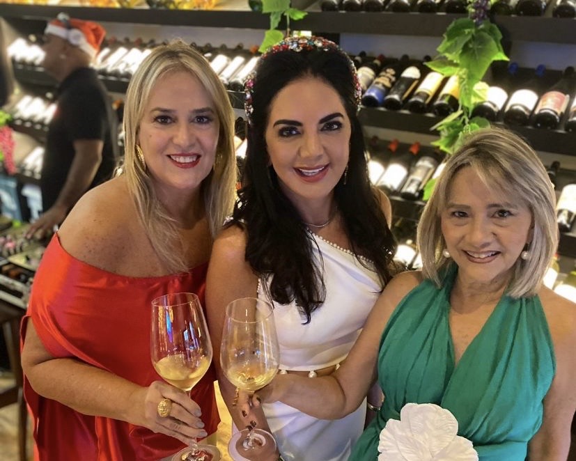 A coluna também saúda Márcia Mello, que também cantou parabéns durante a semana. Na foto, com as amigas Fadia Freire e Eliana Grello, que passam as férias com a família, em Miami.