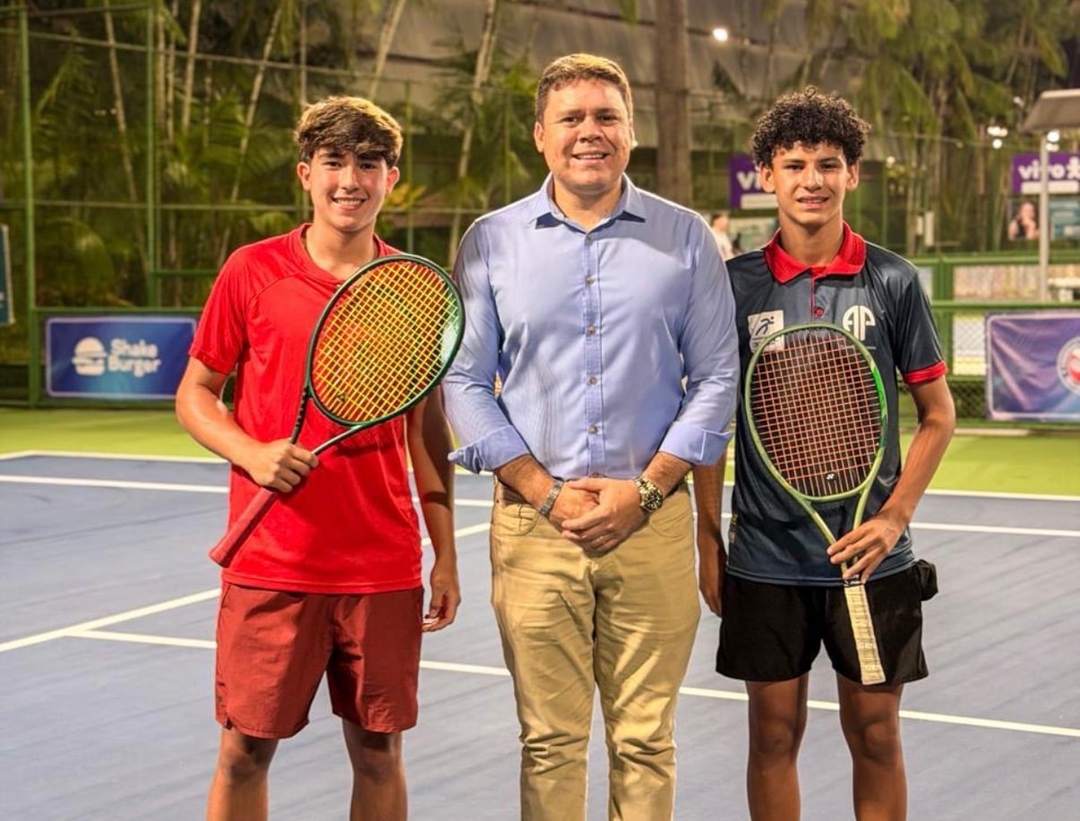 Celestino Rocha, presidente da FPT, com Felipe Silva, vice-campeão, e João Cardoso,  Campeão do          Circuito Verão 2026 - Etapa Norte
