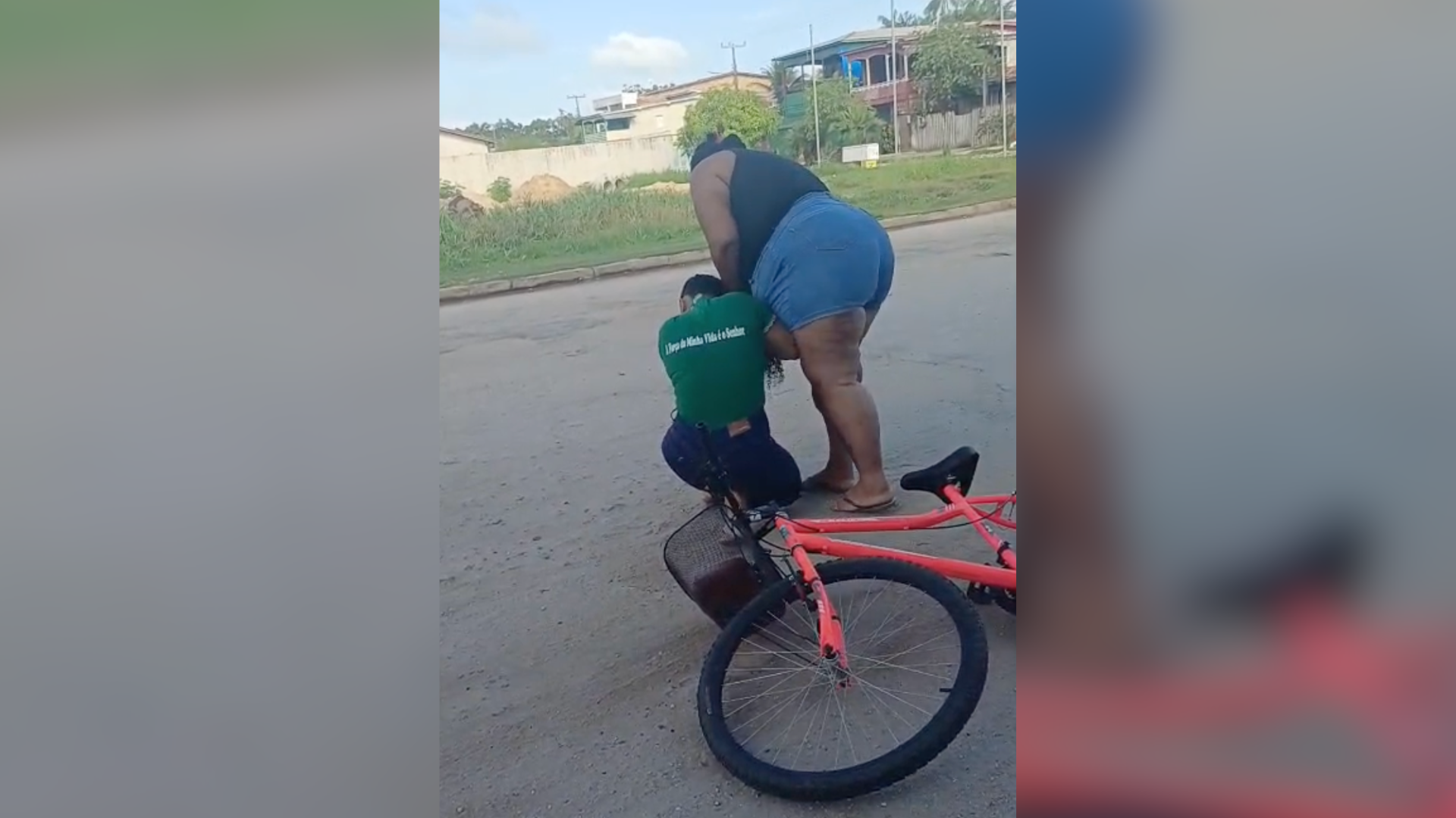 Imagens que circulam nas redes sociais mostram agressão com tesoura, mas motivação e data do caso ainda são desconhecidas