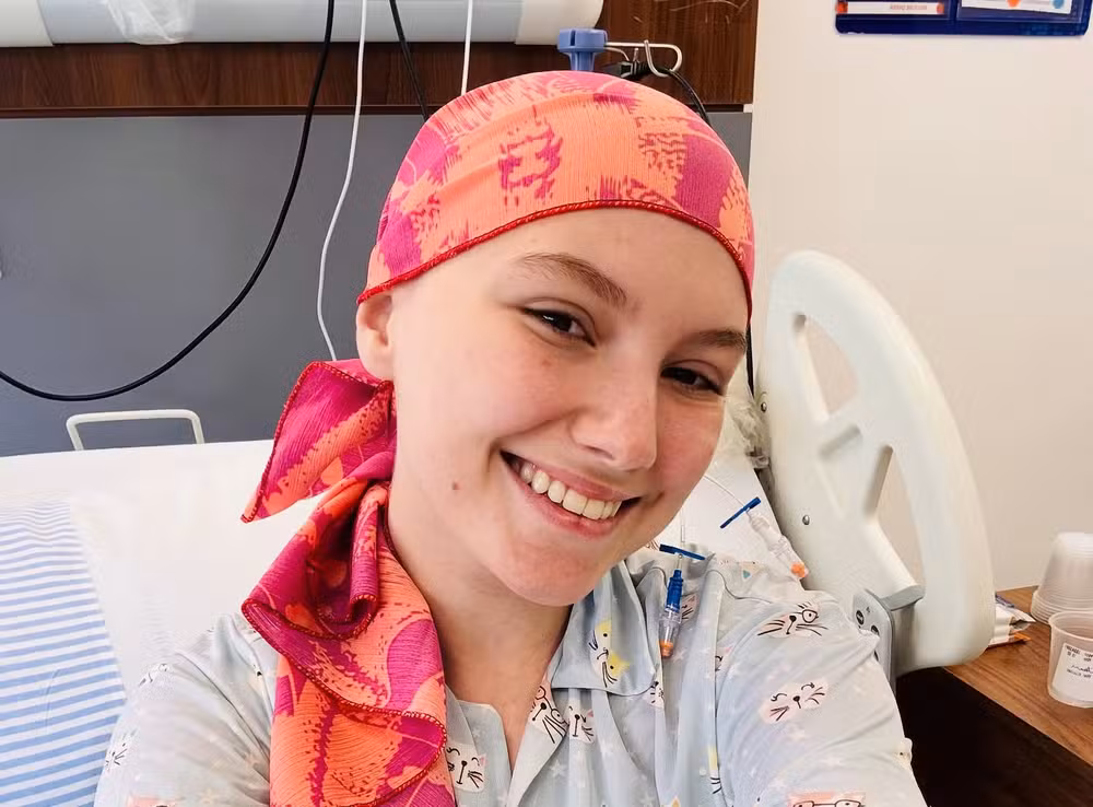 Jovem compartilhava a rotina de tratamento contra um linfoma de Hodgkin nas redes sociais e deixa marido e um filho bebê