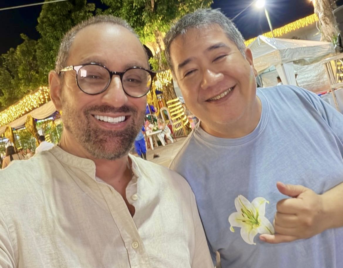 Parceiros antigos, Jefferson Goldenberg, o homem das estruturas de som, iluminação e vídeo, e o DJ Fábio Yamada estiveram juntos no tradicional réveillon da AP. 