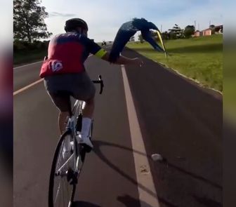 Imagem - Cena inusitada de arara com ciclistas em rodovia de SP viraliza