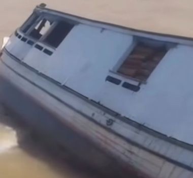 Imagem - Embarcação carregada de madeira tomba em Breves, no Marajó