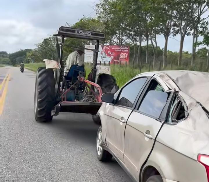 Acidente ocorreu em uma área de mata na madrugada deste domingo -