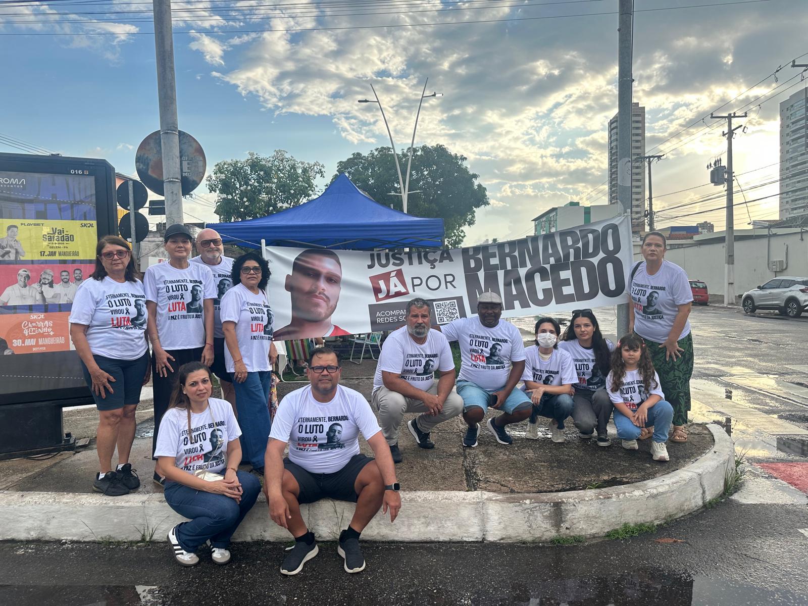 Familiares de Bernardo Cavalleiro de Macedo e outras vítimas pedem Justiça no ato público