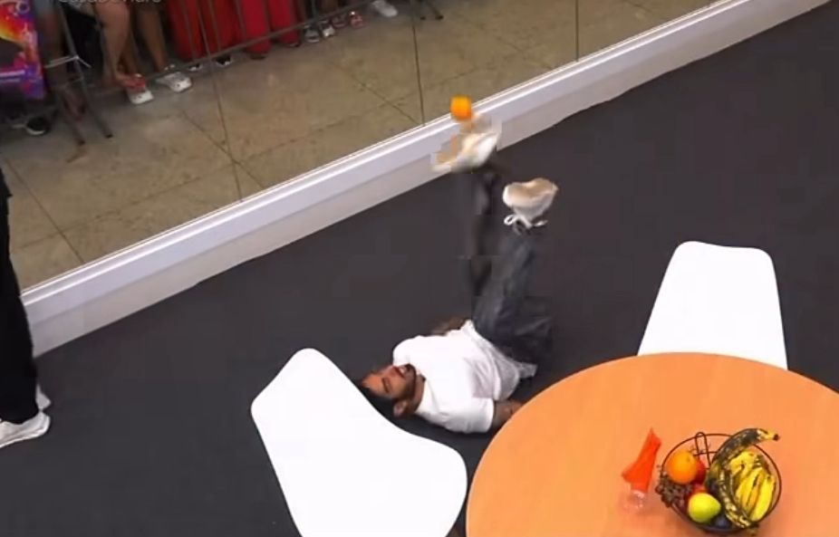 Ricardinho atendeu a pedidos do público e fez malabarismos com uma laranja - 