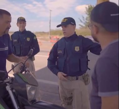 Imagem - PRF grava vídeo bem humorado sobre condutas no trânsito e viraliza