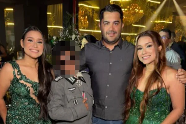 Imagens mostram garoto com uniforme da Alemanha nazista e saudação “Heil Hitler” durante evento com cerca de 2 mil pessoas

