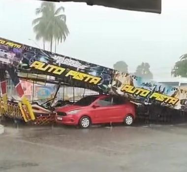 Imagem - Caminhão colide com estrutura de parque em Marituba e carro é atingido