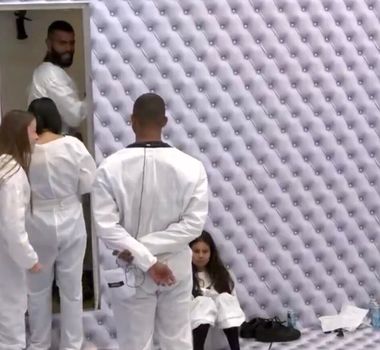 Imagem - Fezes passada na parede do banheiro intriga participantes do Quarto Branco no BBB 26